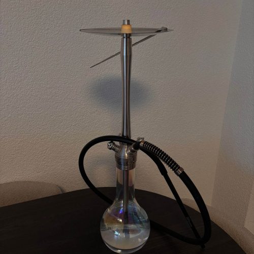 Raucherset mit Wasserpfeife und Metalldrehgestell.