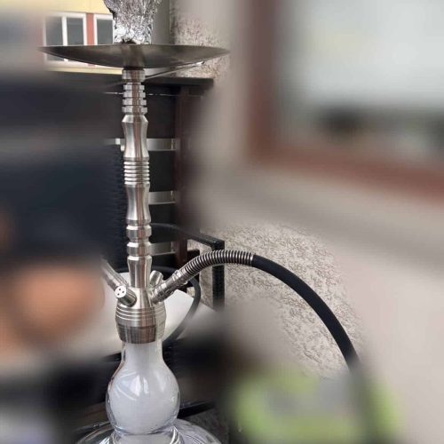 Shisha mit Glasbasis und Metallaufsatz, perfekt für Genuss und Entspannung.