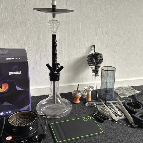 Vollständiges Shisha-Set mit Glas, Schlauch und Kohle.