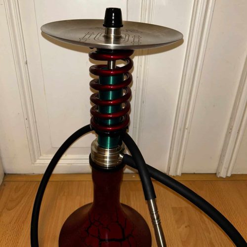 Moderne Shisha mit Glasaufsatz und flexiblem Schlauch.