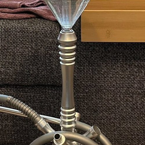 Shisha mit Glasbasis und Metallrohr, ideal für Raucher und Shisha-Liebhaber.