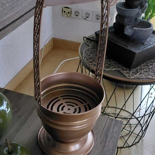 Shisha-Glasbowl aus Glas mit Metallrahmen auf Tisch.
