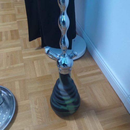 Hochwertige Shisha mit elegantem Metall-Design und stabilem Standfuß.
