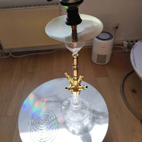 Shisha mit Glasbowl, Silikonschlauch und Heizplatte.