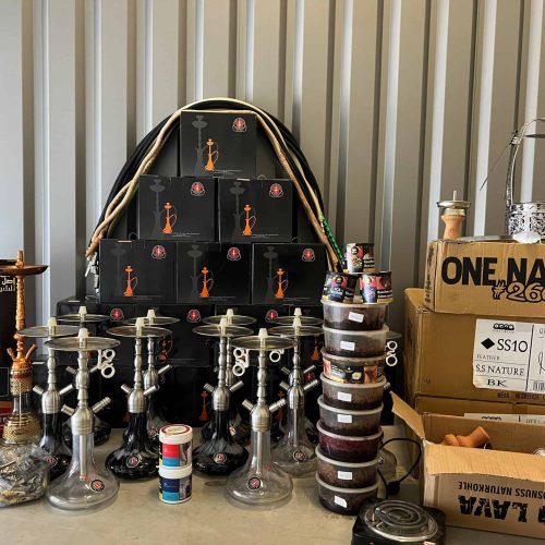 Verschiedene Shisha-Glasbowl, Schläuche und Zubehör auf Verkaufsplattform.