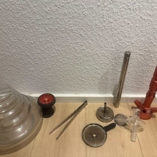 Glasbowl, Downstem, Shisha Zubehör auf Holztisch.
