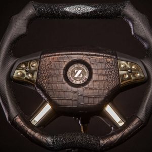 Gaming-Lenkrad mit Leder und Metallakzenten, ergonomisch geformt.