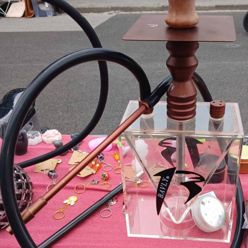 Verschiedene Shisha-Teile und Zubehör auf Flohmarkt.