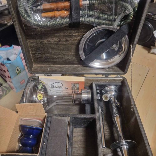 Rauchset für Shisha mit Glas, Schlauch und Kohlehalter im Holzkoffer.