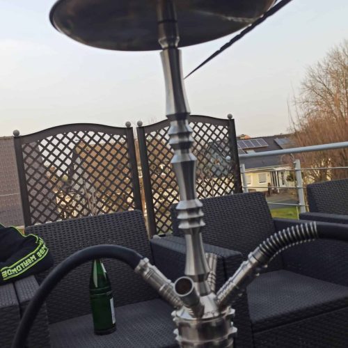 Rauchsäule mit Shisha auf Terrasse, ideal für Outdoor-Entspannung und gesellige Abende. Perfekt für.