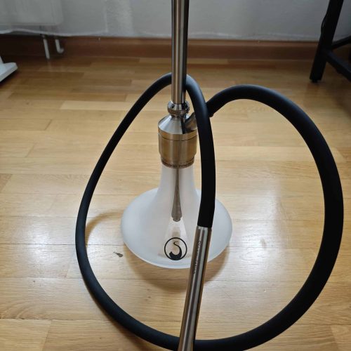 Moderne Shisha mit Edelstahl, Glasbowl und Schlauch auf Holzboden.