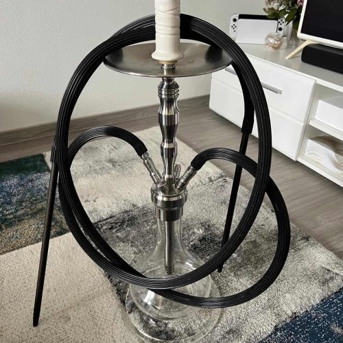 Shisha mit Silikonschlauch und Keramikkopf, bereit zum Rauchen.