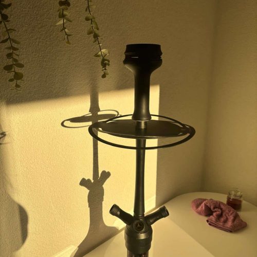 Rauchsäule mit Beleuchtung, Schatten und Dekoration im Hintergrund.
