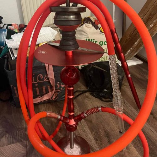 Altmodische Shisha mit rotem Schlauch.