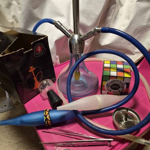 Shisha-Zubehör mit Wasserpfeife, Tabak, Kohle und Zubehör.