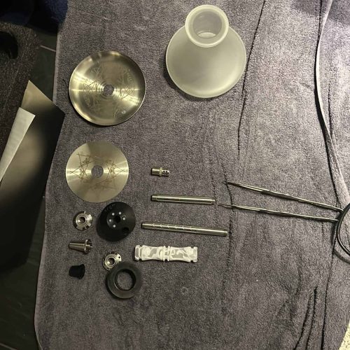 Shisha-Set mit Glas, Metall und Dichtungen.