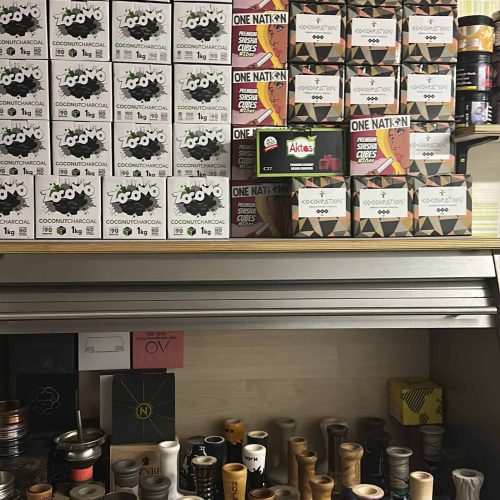 Verschiedene Shisha-Glasbowl und Zubehör im Verkaufsregal.