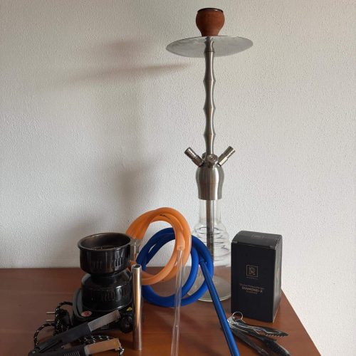Shisha-Set mit Glasbowl, Schlauch, Zange und Kohlezange.
