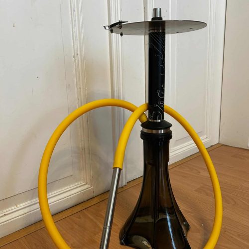 Rauchsäule für Shisha mit gelbem Schlauch und schwarzer Basis, ideal für Wasserpfeifen.