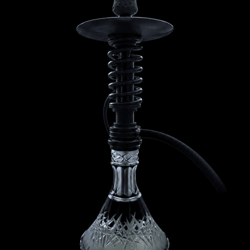 Schwarze Shisha mit Glasbowl auf schwarzem Hintergrund.