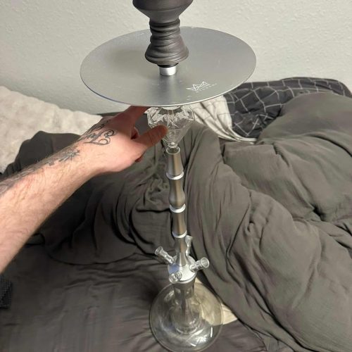 Rauchsäule mit Shisha-Design, geeignet für Wasserpfeifen, auf einem Bett liegend.