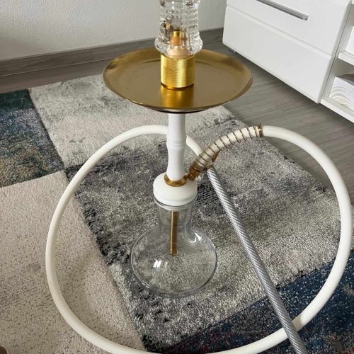 Rauchsäule für Shisha mit Glasaufsatz und flexiblem Schlauch, ideal für aromatisches Rauchen.