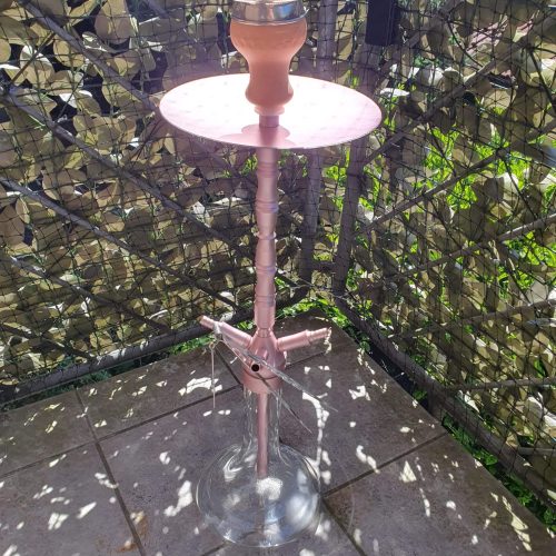 Rauch-Hookah mit Wasserpfeife, Zubehör, auf Balkon, im Freien.