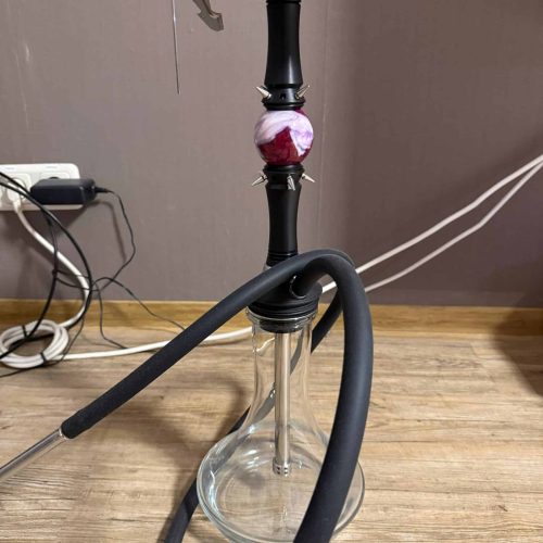 Moderne Wasserpfeife mit Glasbasis und schwarzem Schlauch.
