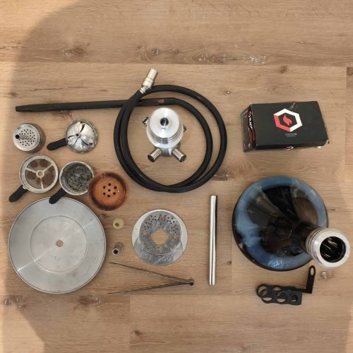 Verschiedene Teile und Zubehör für Shisha, inklusive Schlauch und Dichtungen.
