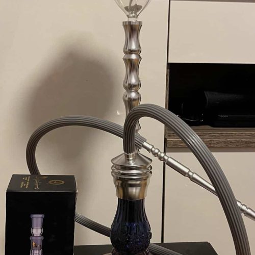 Schöne Shisha mit Glasaufsatz, Schlauch und Zubehör, ideal für Genuss und Entspannung.