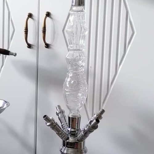 Hochwertige Shisha mit Glas-Design und Edelstahl-Details, ideal für Genuss und Entspannung.