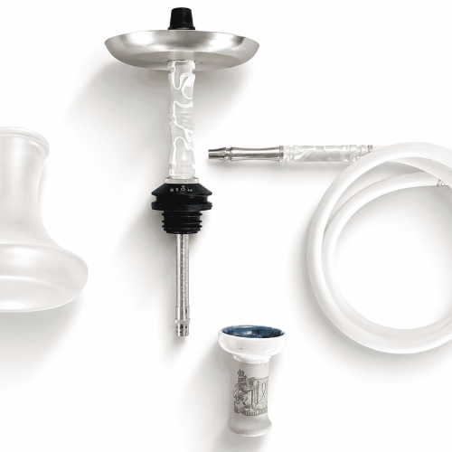 Verschiedene Shisha Ersatzteile, inklusive Glasbowl und Schlauch.