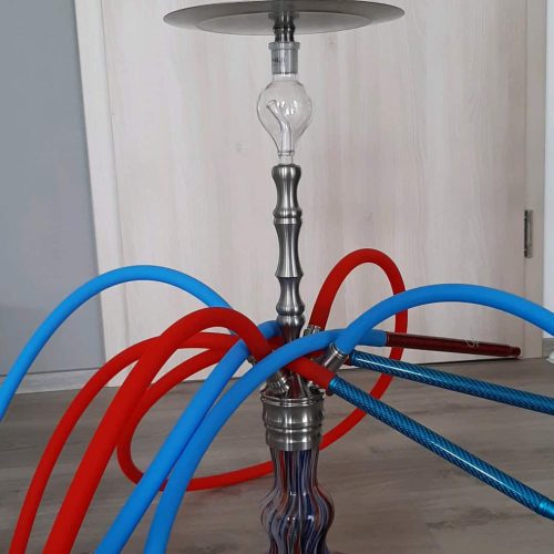 Rauchsäule mit mehreren Schläuchen, ideal für gemeinsames Shisha-Rauchen.