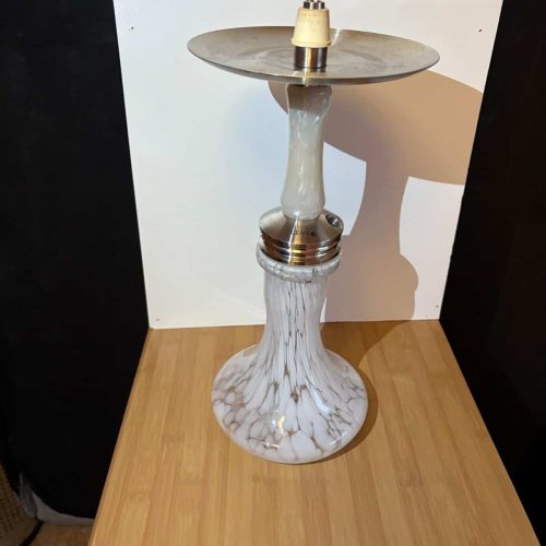Schreibtischlampe im Vintage-Stil mit weißem Marmor-Design und Metallakzenten, ideal für elegante Ra.