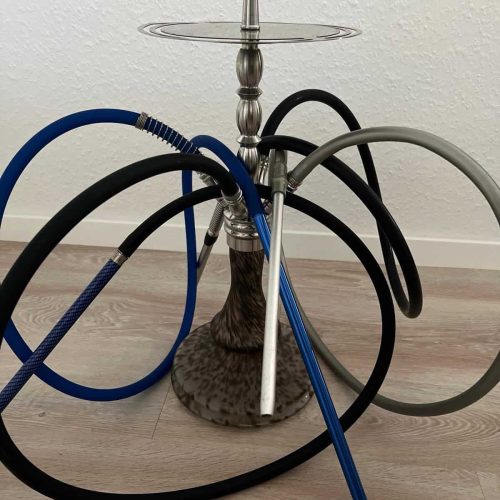 Rauchsäule mit mehreren Schläuchen und Metallaufsatz, ideal für Wasserpfeifen.