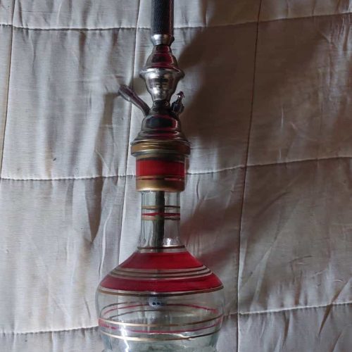 Wasserpfeife mit schwarzem Kopf und Glasbasis, ideal für Shisha-Liebhaber.