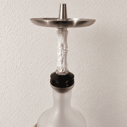 Moderne Shisha mit Metall- und Glasbowl, handgehalten vor neutraler Wand.