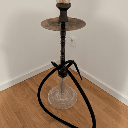 Shisha mit Glasbowl, Schlauch und Tabakschale.