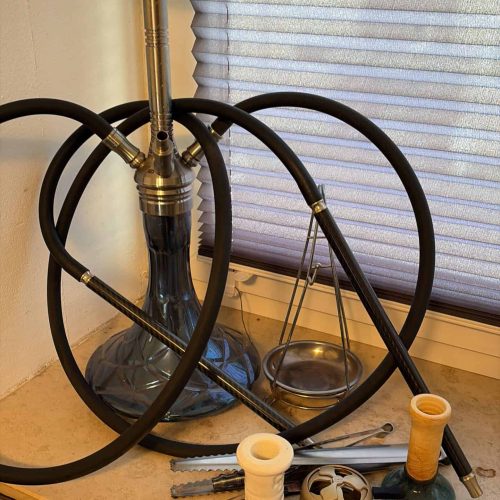 Rauchsäule mit Schlauch und Tabakkopf, geeignet für Shisha-Liebhaber.
