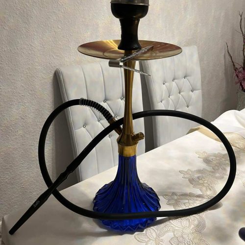 Dekorative Shisha mit blauer Glasbasis und Metallaufsatz.