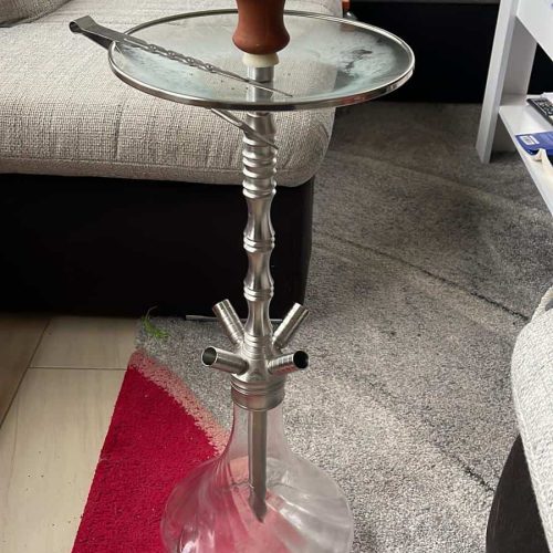 Rauchende Rauchsäule mit Glasaufsatz, ideal für Shisha-Liebhaber, auf einem modernen Wohnzimmer.