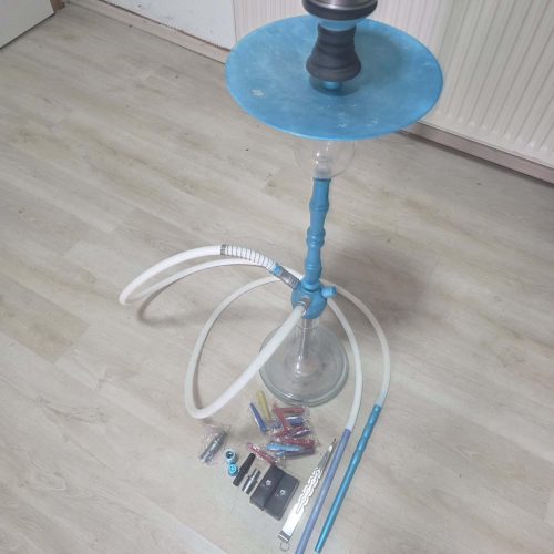 Shisha mit Zubehör und Kohle auf Boden.