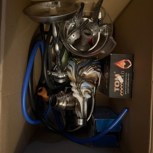 Verschiedene Shisha-Teile und Zubehör in einer Box.