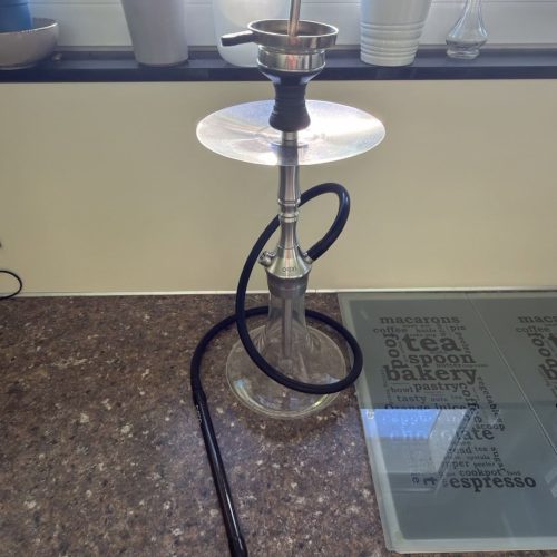 Shisha-Kopf mit Glasbowl auf Küchenarbeitsplatte.