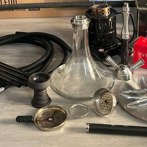 Komplettes Shisha-Zubehörset mit Glasbowl, Schlauch und Feuerzeug.