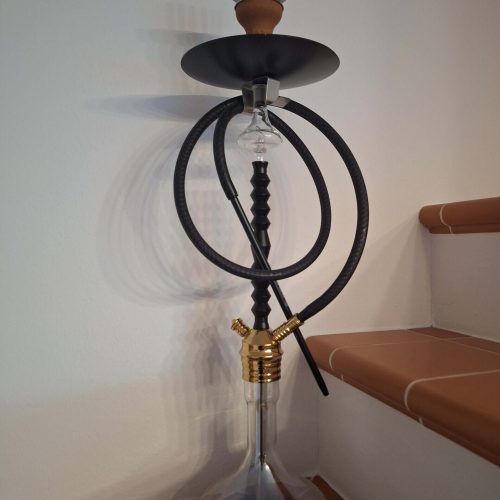 Schwarze Shisha mit Glasbowl und Silikonschlauch.