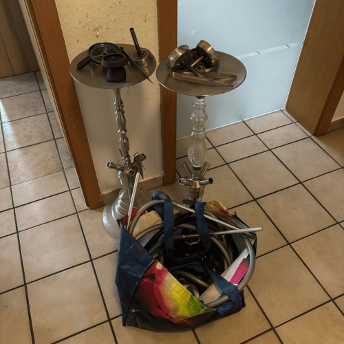 Zwei Shisha-Köpfe und Schlauch im Set, ideal für Wasserpfeifen-Liebhaber.