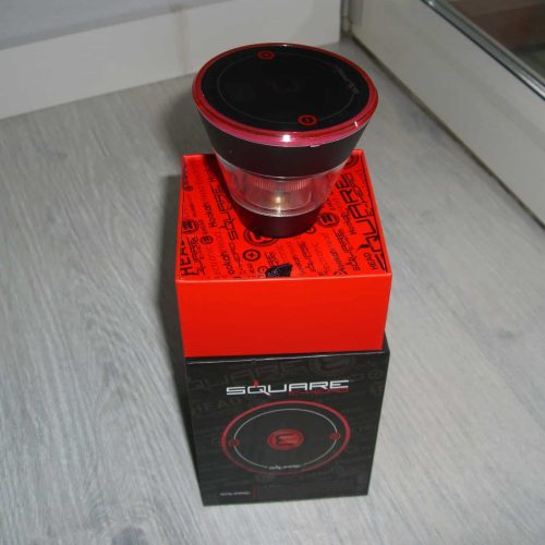 Schwarze und rote Shisha-Glasbowl auf Verpackung.