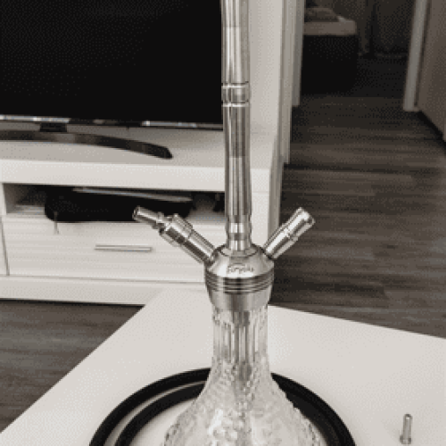 Wasserpfeife mit Glasbasis und Zubehör, ideal für Shisha-Liebhaber.