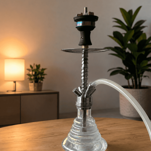 Moderne Shisha mit Glasbowl und LED-Beleuchtung auf Tisch.